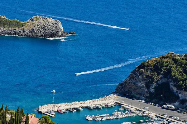 コルフ島の港と半島のモーターボート ギリシャ — ストック写真