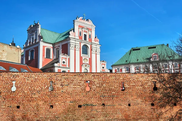 Barock Katolska Kyrkan Bakom Medeltida Ringmur Poznan — Stockfoto