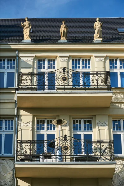 Standbeelden Een Fragment Van Gevel Van Een Jugendstil Woon Poznan — Stockfoto