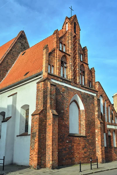 波兹南的哥特式天主教教堂立面 — 图库照片