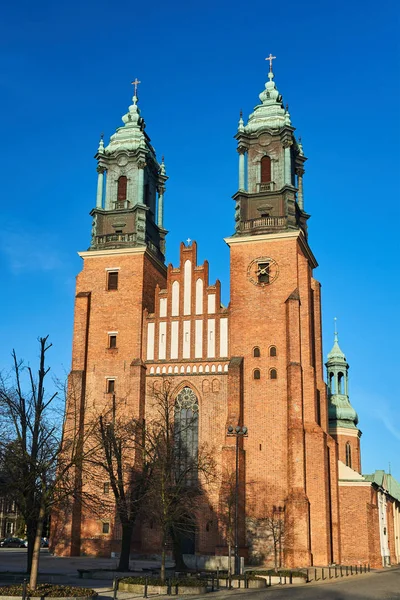 Középkori Gótikus Katedrális Homlokzata Tornyai Poznanban — Stock Fotó