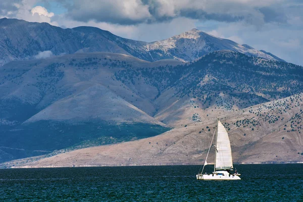 Arnavutluk Shore Yelkenli — Stok fotoğraf