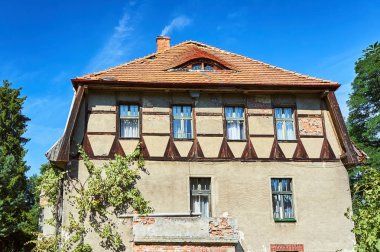 Ox-göz Polonya'da bir yarı ahşap binanın duvarındaki