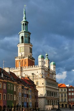 Rönesans Belediye Kulesi Poznan ile eski Pazar