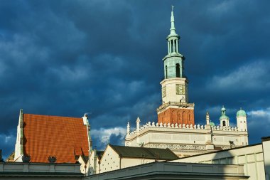 Rönesans Belediye Kulesi Poznan ile eski Pazar