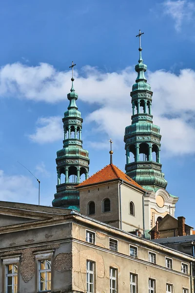 Oude Gebouwen Belfort Van Barokke Katholieke Kerk Poznan — Stockfoto