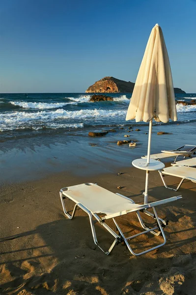 Şemsiye Şezlong Girit Yunanistan Adada Sahilde — Stok fotoğraf