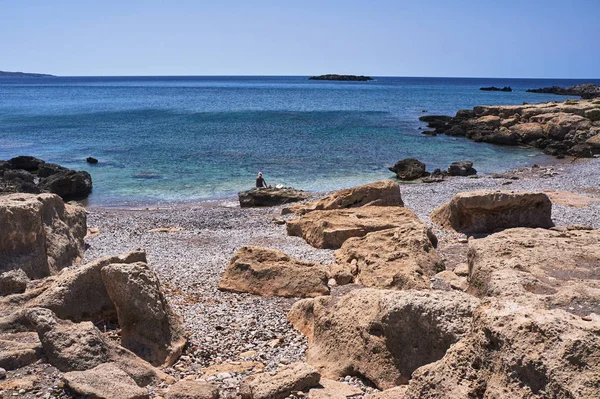 Samotna Dziewczyna Skalistym Wybrzeżu Morza Śródziemnego Wyspie Kreta — Zdjęcie stockowe