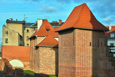 Ortaçağ surlarının ve yok edilmiş ekipmanlarıyla Poznan şehri