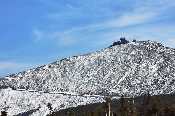 白雪覆盖的山边坡和住所在巨山 — 图库照片