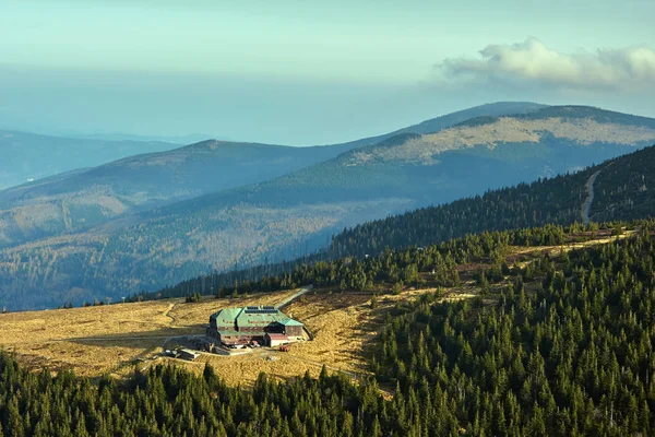 Polonya Dev Dağlarında Dağ Evi Ile Çayır — Stok fotoğraf