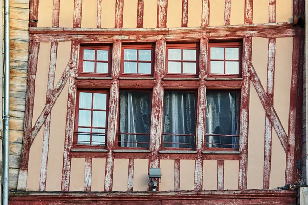 在特鲁瓦法国砖木房子的窗户 — 图库照片