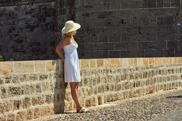 Ragazza Forma Vestito Bianco Cappello Sul Ponte Delle Fortificazioni Medievali — Foto Stock