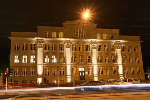 Fasada Monumentalne Zabytkowego Budynku Poznaniu Świeci Nocy — Zdjęcie stockowe