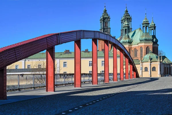 Konstrukcji Stalowej Mostu Wieże Katedry Gotyckiej Poznaniu — Zdjęcie stockowe