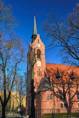 Poznan 'daki tarihi, neo-gotik Katolik Kilisesi           