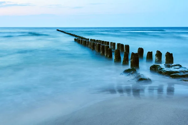 Dřevěné Vlnolamy Pobřeží Baltského Moře Večer Polsku — Stock fotografie