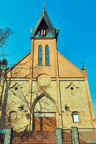 Façade Une Église Néo Gothique Dans Ville Ustronie Morskie — Photo