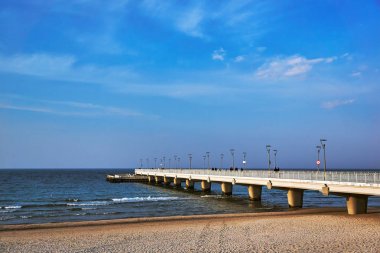 Kolobrzeg kentinde Baltık Denizi kıyısında bir beton iskele