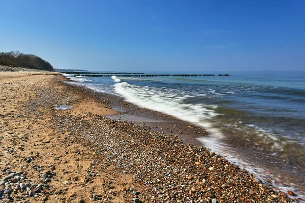 Piaszczysta Plaża Drewniane Falochrony Bałtyku Polsce — Zdjęcie stockowe