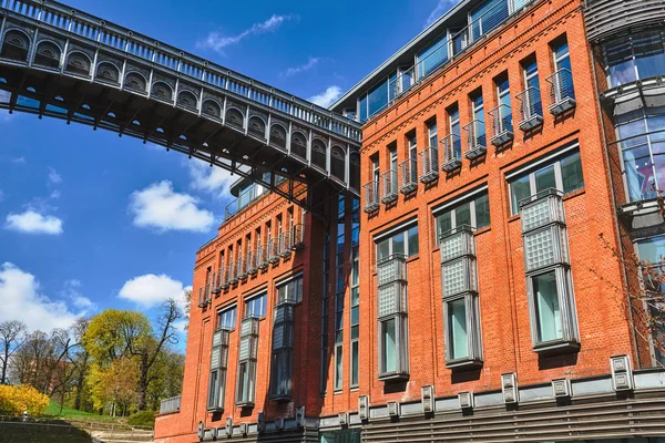 Metal Structure Footbridge Red Brick Wall Old Brewery Poznan — Stock Photo, Image