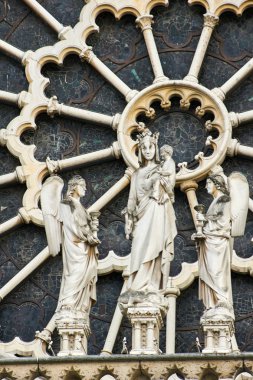 Paris'teki Notre-Dame Katedrali'nin cephesinde taş heykeller, Fransa