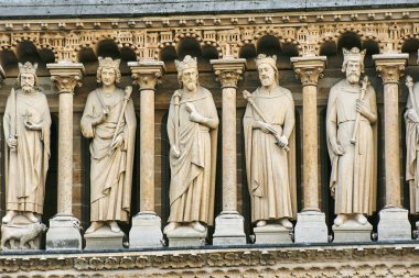Paris'teki Notre-Dame Katedrali'nin cephesinde kralların taş heykelleri, Fransa