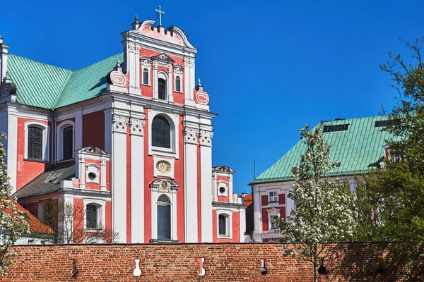 Barokk Katolikus Templom Mögött Középkori Védelmi Falat Poznan — Stock Fotó