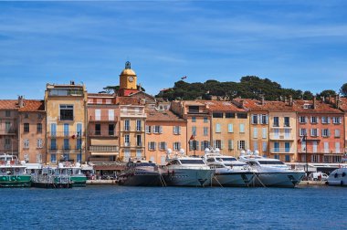 Yelkenli ve yatlar Saint-Tropez, Fransa quay limana demirleyen