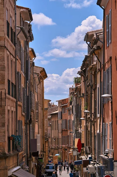 Piętrowe Domy Wąskiej Uliczce Mieście Aix Provence Francji — Zdjęcie stockowe