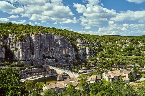 Steinbrücke Über Den Fluss Ardeche Dorf Balazuc Frankreich — Stockfoto