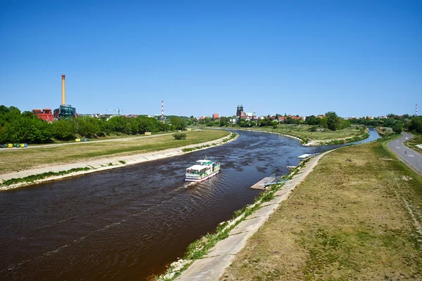 Poznan Şehrinde Warta Nehri Üzerinde Bir Yolcu Gemisi — Stok fotoğraf
