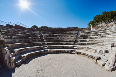 Yunanistan'da Kos'ta harap, antik bir tiyatronun seyircisi bir kadın