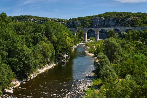 Stone Wiadukt Kolejowy Nad Rzeką Ardeche Francji — Zdjęcie stockowe