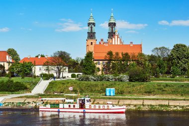 Poznan şehrinde Warta Nehri üzerinde bir yolcu gemisi