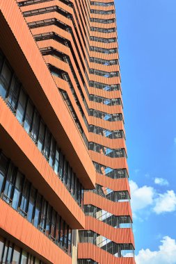 Poznan Ekonomi Üniversitesi'nin çok katlı binasının merdiveni