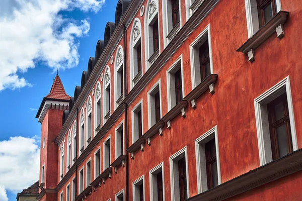 Facciata Della Casa Schiera Con Torre Poznan — Foto Stock