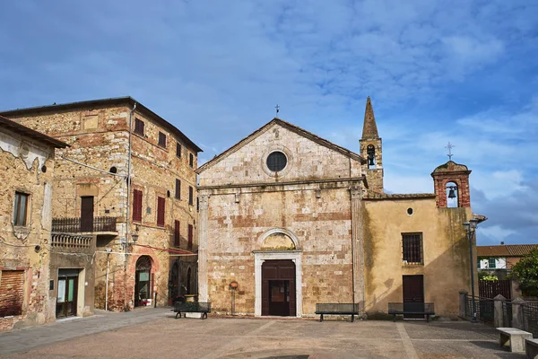 意大利托斯卡纳市Magliano村的一座中世纪教堂石碑 教堂有钟塔 — 图库照片