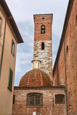 Taş, Lukka köyünde bir çan kulesi ile Ortaçağ Kilisesi, Itala