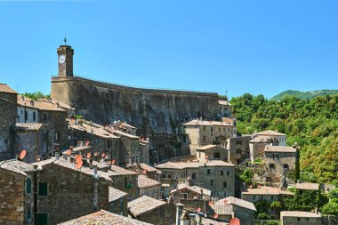 İtalya 'nın Toskana kentindeki Sorano kasabasında bir saat kulesi olan ortaçağ kalesi.