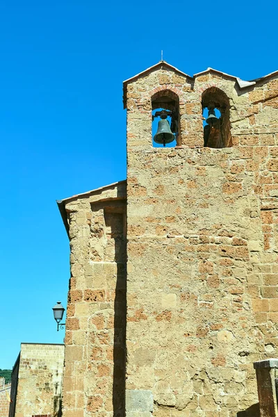 Talya Nın Pitigliano Kentinde Çan Kulesi Ile Bir Taş Kilise — Stok fotoğraf