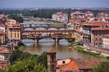 Ponte Vecchio - İtalya'nın Floransa şehrinde Arno nehri üzerinde köprü