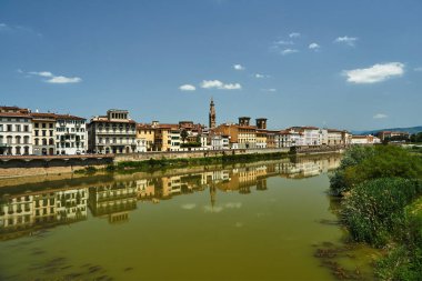 İtalya'da Floransa şehrinde Arno Nehri üzerinde Townhouses