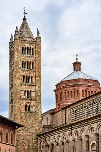 Una Iglesia Histórica Con Campanario Ciudad Massa Maritima Toscana — Foto de Stock