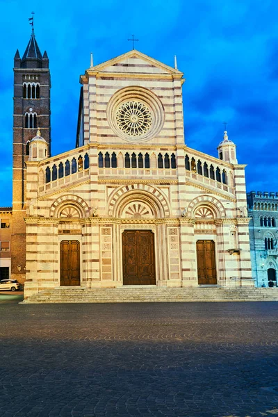 Grosseto Talya Şehrinde Çan Kulesi Ile Tarihi Bir Kilisenin Cephesi — Stok fotoğraf