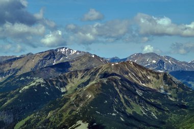 Kayalık tepeler ve Polonya Tatra Dağları'nda bulutlu gökyüzü