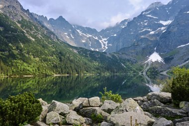 Kayalar üzerinde kıyıya, Lake Morskie Oko Polonya Tatra Dağları'nda