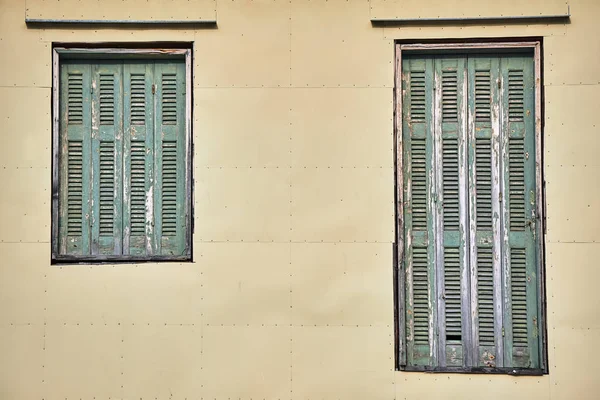 希腊莱夫卡达岛上一座住宅的木制百叶窗 — 图库照片