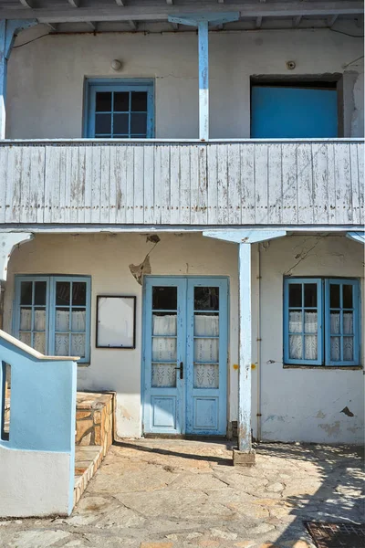 希腊莱夫卡达岛上一座旧农舍的木制阳台 — 图库照片