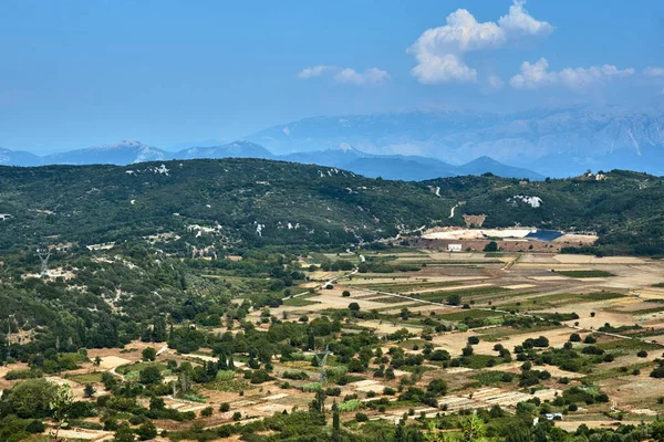 ギリシャのレフカダ島の山の谷で耕栽培された畑 — ストック写真